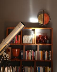 światło na półce z książkami w obiekcie BBQ Lodge w mieście Camogli