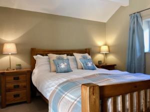 1 dormitorio con 1 cama con almohadas y 2 lámparas en Kirkstile Inn, en Loweswater
