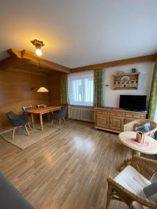 ein großes Wohnzimmer mit einem Tisch und Stühlen in der Unterkunft Haus Bader in Mittenwald