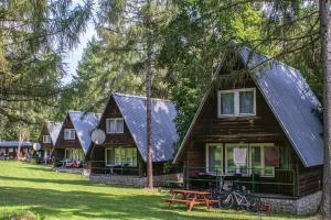 a group of cottages with bikes parked in front of them at Ośrodek Wypoczynkowy U Dobrego Ducha in Niedzica Zamek