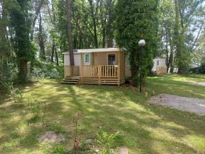 a cabin in the middle of a yard at Famille Peeters in Camiers