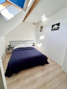 um quarto com uma cama grande num quarto branco em Gîte Le Rouge Queue 3 étoiles em Fresnes