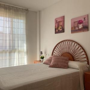 een slaapkamer met een groot bed en een raam bij Apartamento Paris I in Miami Platja