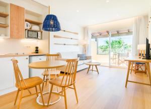 a kitchen and dining room with a table and chairs at Club del Sol Aparthotel in Port de Pollensa