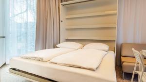 コウォブジェクにあるVacationClub UltraMarine Apartament 21のベッド(白い枕付)
