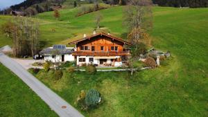 une vue aérienne sur une maison dans un champ dans l'établissement Ferienwohnung Obernauer, à Aurach bei Kitzbuhel