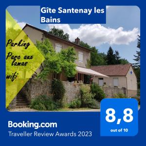 Gîte Santenay les Bains في Saint-Sernin-du-Plain: منزل أمامه لوحة بيع