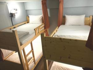 Swallows Hostel tesisinde bir odada yatak veya yataklar