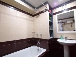 ein Badezimmer mit einer weißen Badewanne und einem Waschbecken in der Unterkunft Condo Azur Suites E507 near Airport, Netflix, Stylish, Cozy with swimming pool in Lapu Lapu City