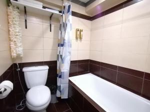 Lapu Lapu City的住宿－Condo Azur Suites E507 near Airport, Netflix, Stylish, Cozy with swimming pool，一间带卫生间和浴缸的浴室