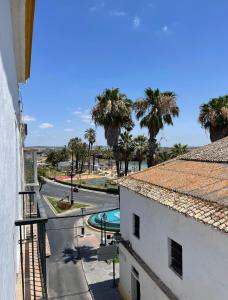 Una vista de una calle con palmeras desde un edificio. en El Mirador de El Puerto, en El Puerto de Santa María