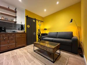 a living room with a couch and a coffee table at Le choriste de Blo - Hypercentre in Fontainebleau