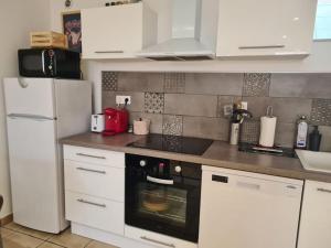 Kuchyňa alebo kuchynka v ubytovaní appartement climatisé + terrasse