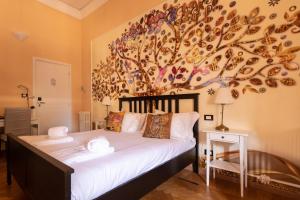 een slaapkamer met een grote muurschildering aan de muur bij Central City Genova in Genua