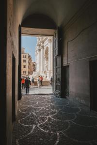 un pasillo con vistas a la fuente Trevi en Trevi 86, en Roma