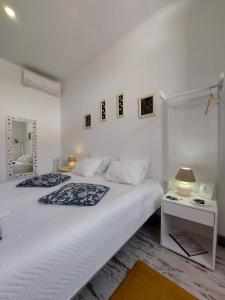 アレンケルにあるCasa Velhaの白いベッドルーム(ベッド2台付) 寝台