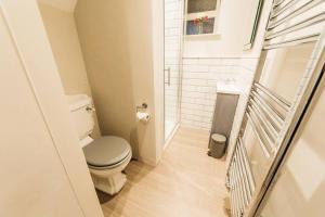 a small bathroom with a toilet in a room at New - Bright - Fresh - with Parking in Bath