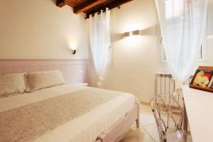 A bed or beds in a room at Ca' de l'Anzolo