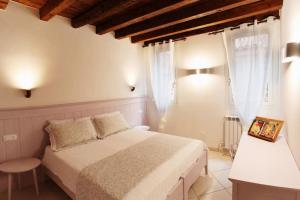 A bed or beds in a room at Ca' de l'Anzolo