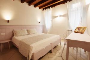 A bed or beds in a room at Ca' de l'Anzolo