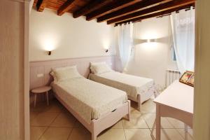 A bed or beds in a room at Ca' de l'Anzolo