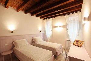 A bed or beds in a room at Ca' de l'Anzolo