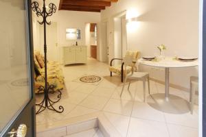 A seating area at Ca' de l'Anzolo