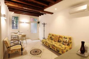 A seating area at Ca' de l'Anzolo