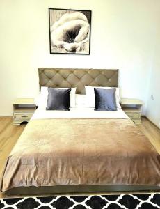 - une chambre avec un grand lit et 2 tables dans l'établissement Cabana Stejarul, à Botoşani
