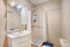 y baño con lavabo, ducha y aseo. en 3 bedroom apartment near Sta Cruz, en Santa Cruz de Tenerife