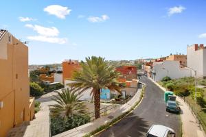 una calle de la ciudad con una palmera y edificios en 3 bedroom apartment near Sta Cruz, en Santa Cruz de Tenerife