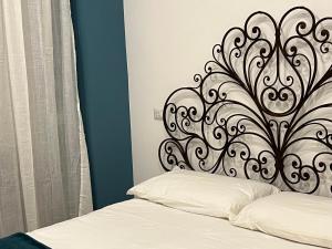 1 cama con cabecero blanco y negro en Interno 4 - Luxury Holiday Rome, en Roma