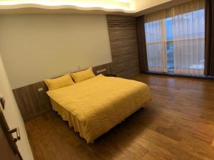 Un pat sau paturi într-o cameră la Shun Cheng Hotel