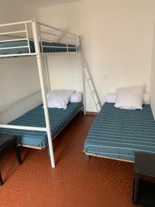 Posteľ alebo postele v izbe v ubytovaní Patio avec cour et place de parking en bord de mer