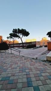 un parc avec un banc, un arbre et des bâtiments dans l'établissement Almendrales, à Madrid