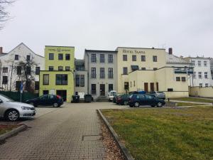 grupa budynków z samochodami zaparkowanymi na parkingu w obiekcie Hotel Slavia w mieście Svitavy