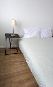 Un pat sau paturi într-o cameră la Appartement 3 pièces avec parking couvert gratuit.