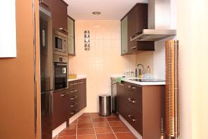 Ett kök eller pentry på Apartamentos Casas Colgadas