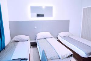 2 camas en una habitación de hospital con ventana en KOMFORT WILLA+ BIS, en Blizne Łaszczyńskiego