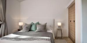 sypialnia z dużym łóżkiem i dwiema lampami w obiekcie Cascioni Eco Retreat w mieście Arzachena