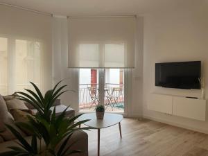 Televízia a/alebo spoločenská miestnosť v ubytovaní Apartamento nuevo céntrico frente al mar en Palamós