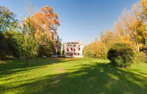 une grande maison au milieu d'un champ dans l'établissement APPARTEMENT DERNIER ETAGE DANS BASTIDE, à Aix-en-Provence