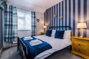 1 dormitorio con 1 cama con 2 toallas en Prenton House en Chester