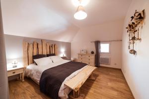 een slaapkamer met een groot bed met een houten hoofdeinde bij groupe arbane-chardonnay in Buchères