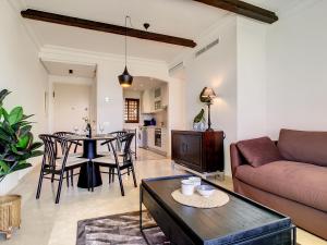 un soggiorno con divano e tavolo di Roda Golf Singapore Apartment - 8109 a Roda