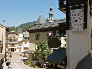 un edificio con un cartello sul lato di Hotel Mont Blanc Megève a Megève