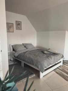 una camera da letto con un letto con cuscini sopra di Przytulny apartamentt a Jabłonka