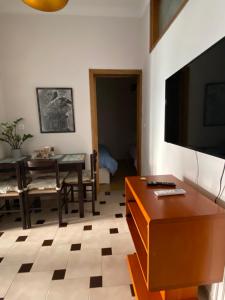 Televízia a/alebo spoločenská miestnosť v ubytovaní Beachwalk apartments