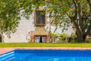 Bazén v ubytovaní Masia 1612 Muy cerca de las playas Costa Brava alebo v jeho blízkosti