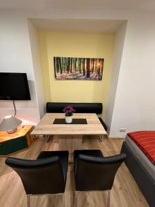 - un salon avec une table, des chaises et un canapé dans l'établissement Ferienwohnung Wohlfahrter, à Bad Mitterndorf